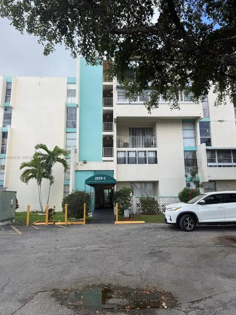 1 bedroom 1 bath Residential for sale at 2029 NW 46th Ave # E305, Lauderhill FL 33313