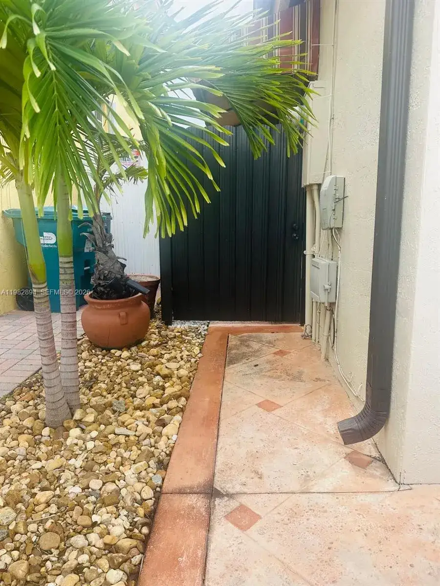 1 bedroom 1 bath Residential Lease for rent at 3482 SW 152nd Pl # 1, Miami FL 33185