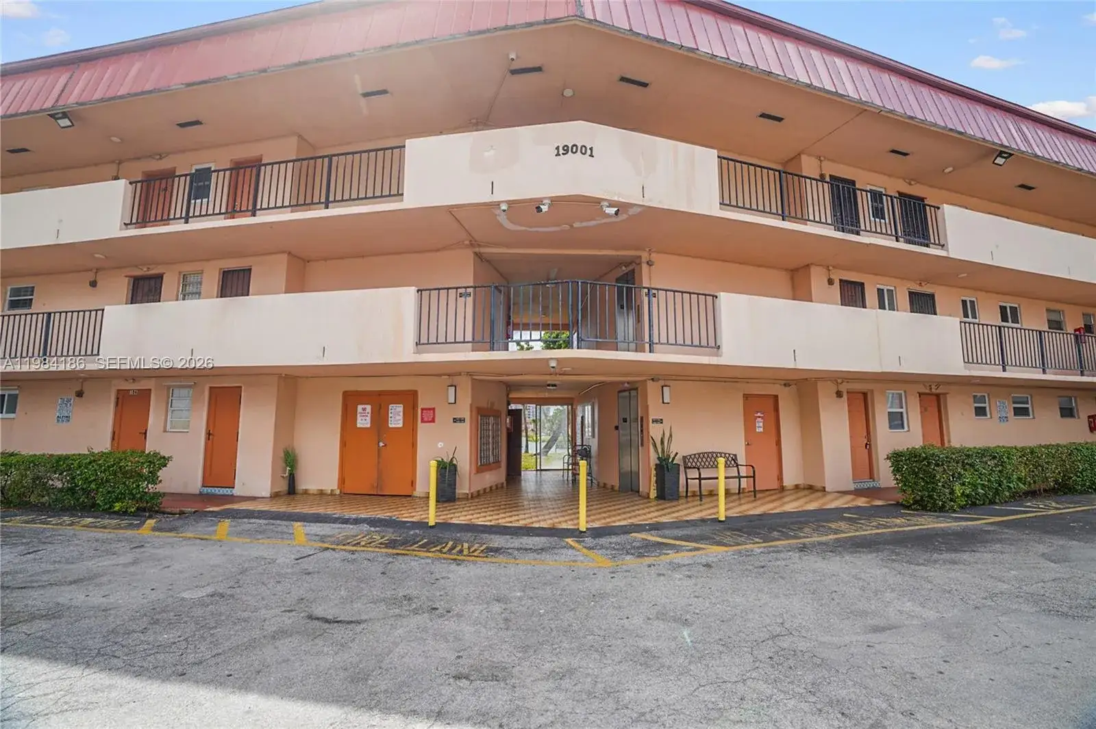 1 bedroom 1 bath Residential for sale at 19001 NE 14th Ave # 221, Miami FL 33179