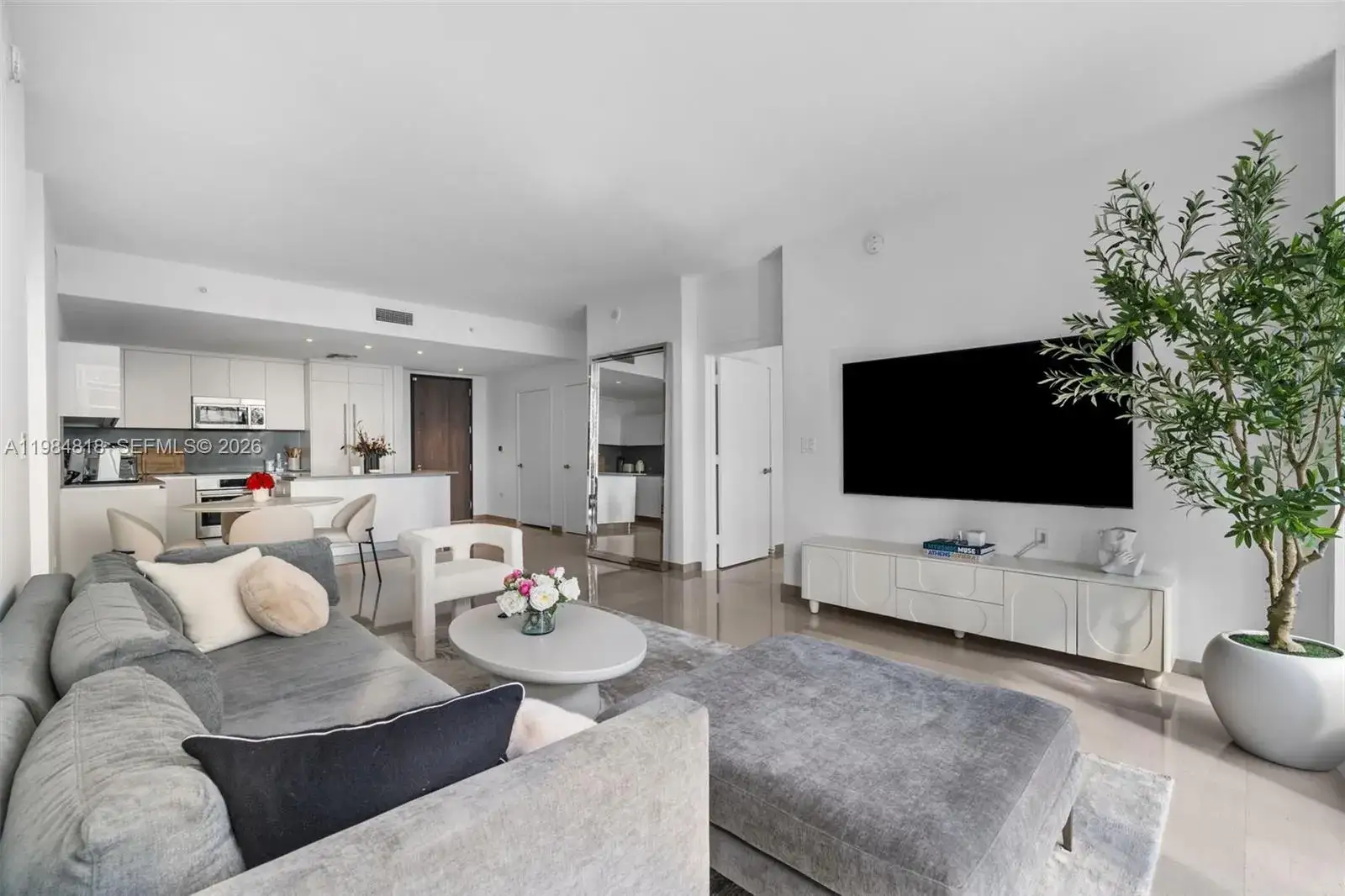 2 bedroom 2 bath Residential for sale at 88 SW 7th St # 809, Miami FL 33130