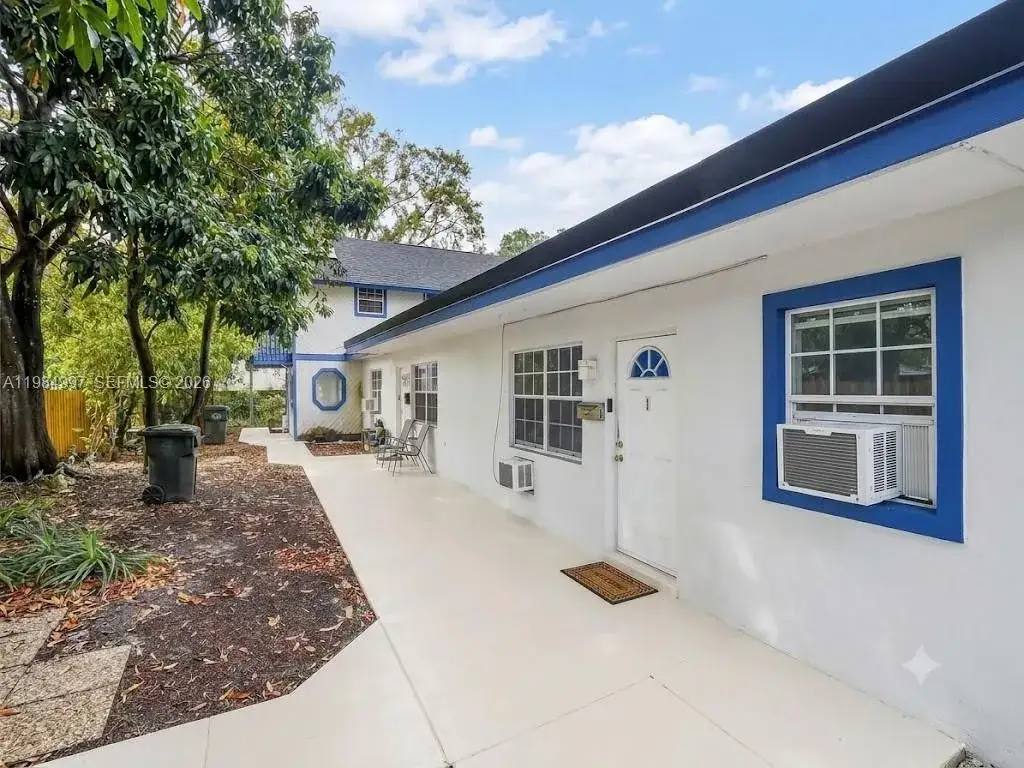 Residential Income for sale at 898 NE 39th St, Oakland Park FL 33334