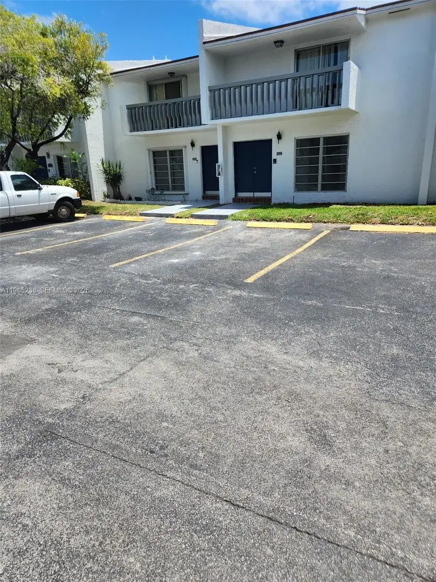 3 bedroom 2 bath Residential Lease for rent at 9430 SW 170th St # 302, Palmetto Bay FL 33157