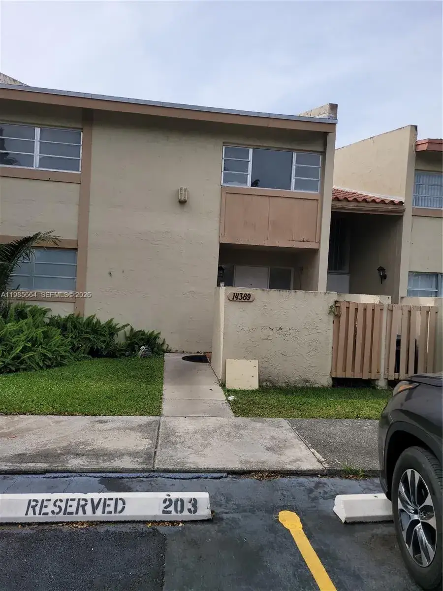 4 bedroom 2 bath Residential Lease for rent at 14389 Kendale Lakes Cir # 14389, Miami FL 33183