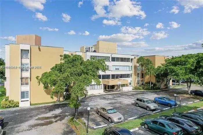 3 bedroom 2 bath Residential for sale at 6901 SW 147th Ave # 2E, Miami FL 33193