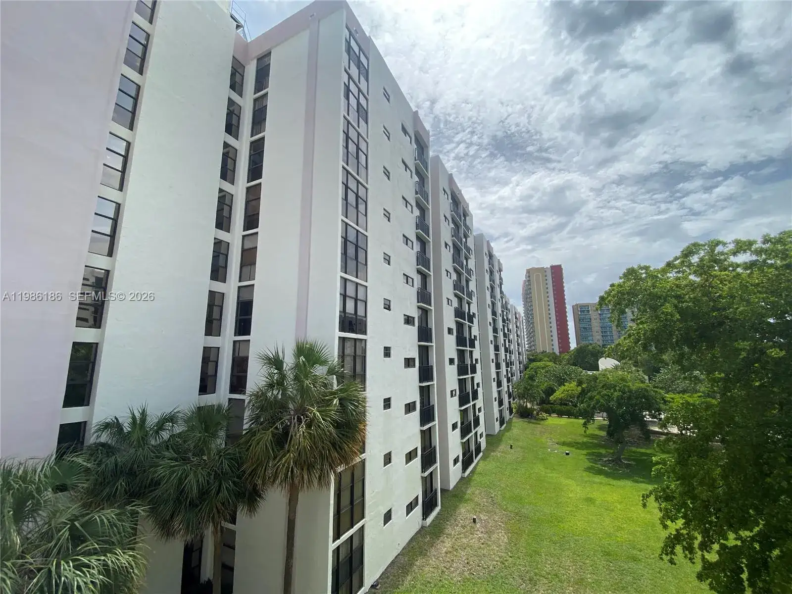 1 bedroom 1 bath Residential Lease for rent at 16919 N Bay Rd # 902, Sunny Isles Beach FL 33160