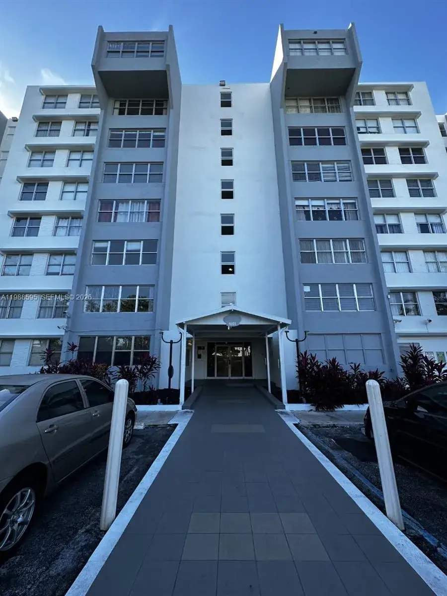 1 bedroom 1 bath Residential for sale at 9001 SW 77th Ave C-604, Miami FL 33156