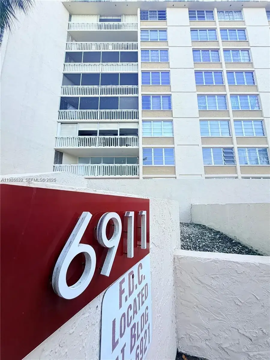1 bedroom 1 bath Residential for sale at 6911 Environ Blvd # 1M, Lauderhill FL 33319