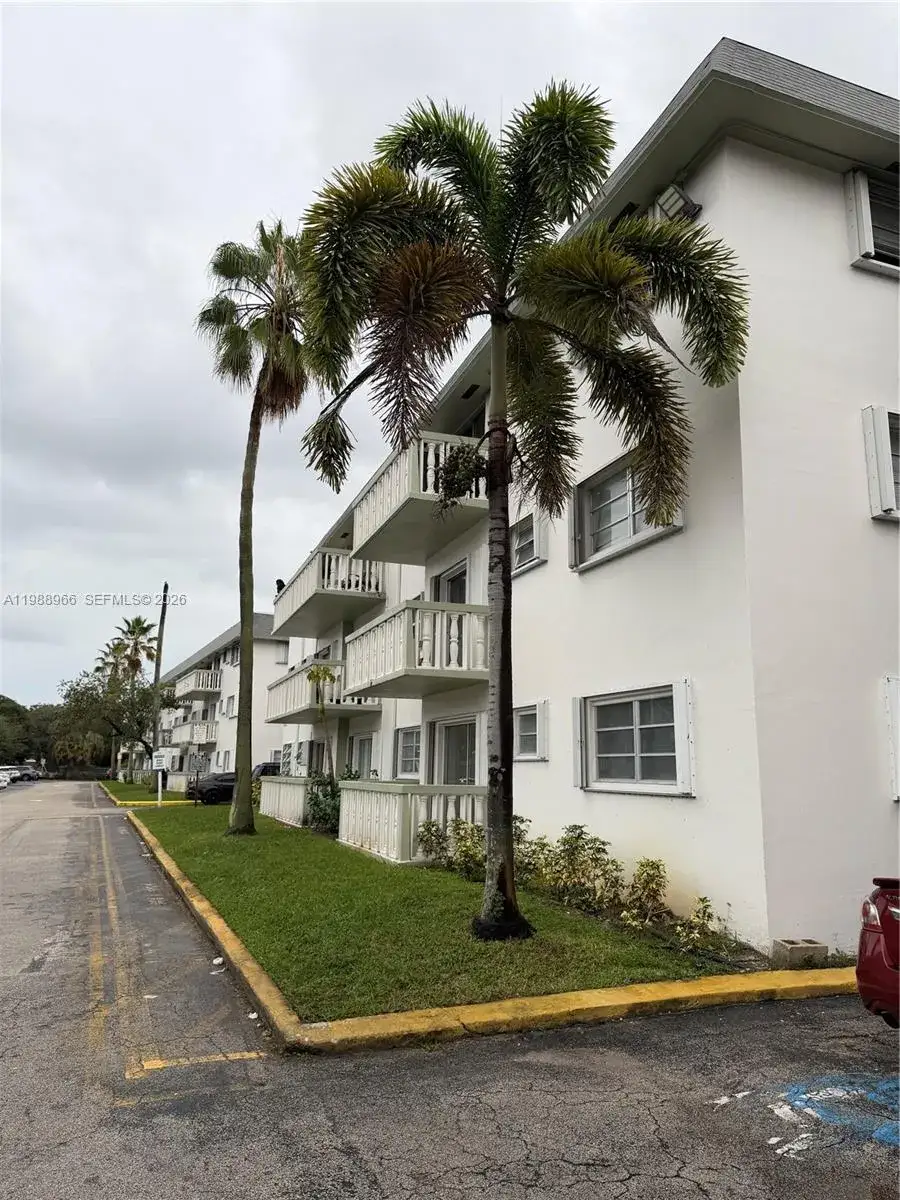 2 bedroom 2 bath Residential for sale at 15221 NE 6th Ave # A302, Miami FL 33162