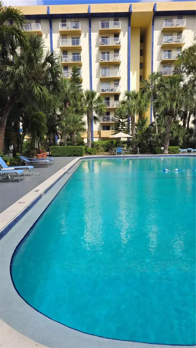 1 bedroom 1 bath Residential Lease for rent at 4550 NW 9th St # 505E, Miami FL 33126