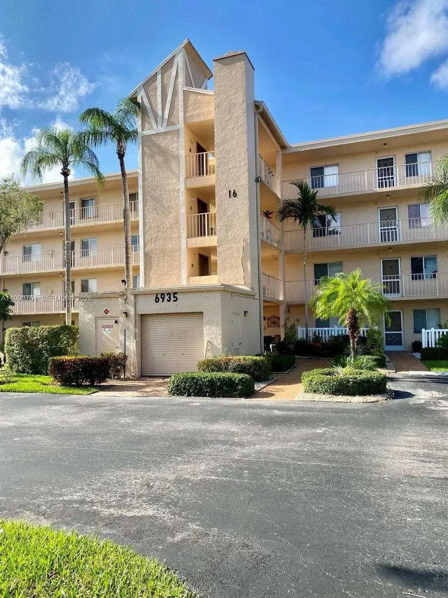 2 bedroom 2 bath Residential for sale at 6935 Huntington Ln # 108, Delray Beach FL 33446