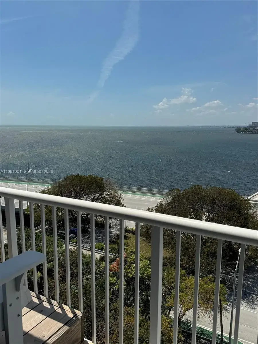 1 bedroom 1 bath Residential Lease for rent at 150 SE 25th Rd # 11L, Miami FL 33129