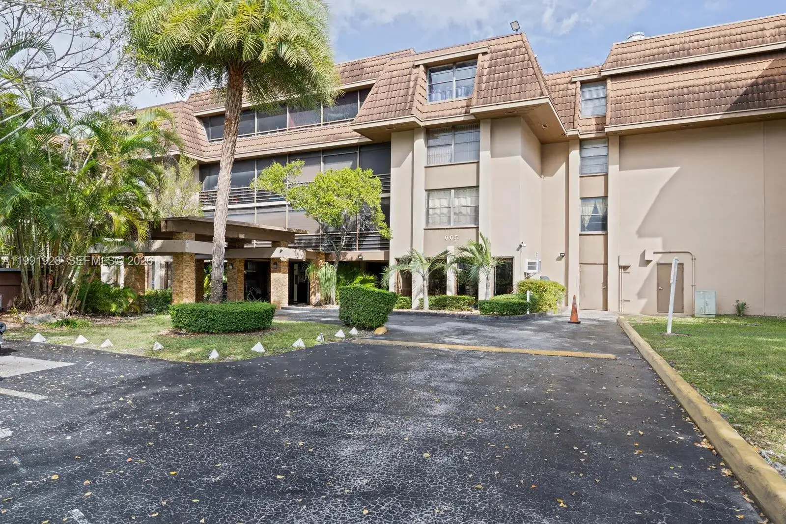 1 bedroom 1 bath Residential for sale at 665 NE 195th St # 222, Miami FL 33179