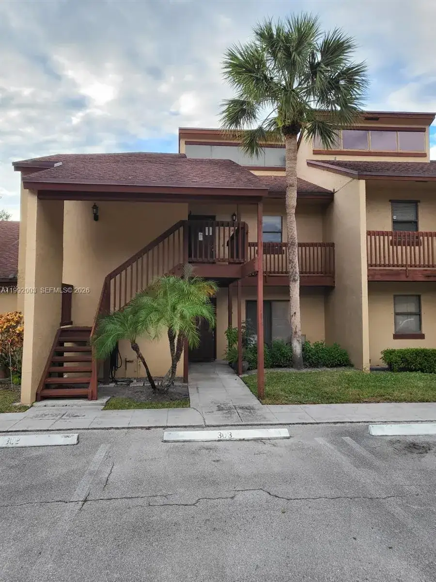 2 bedroom 2 bath Residential for sale at 302 Lakeview Dr, Royal Palm Beach FL 33411