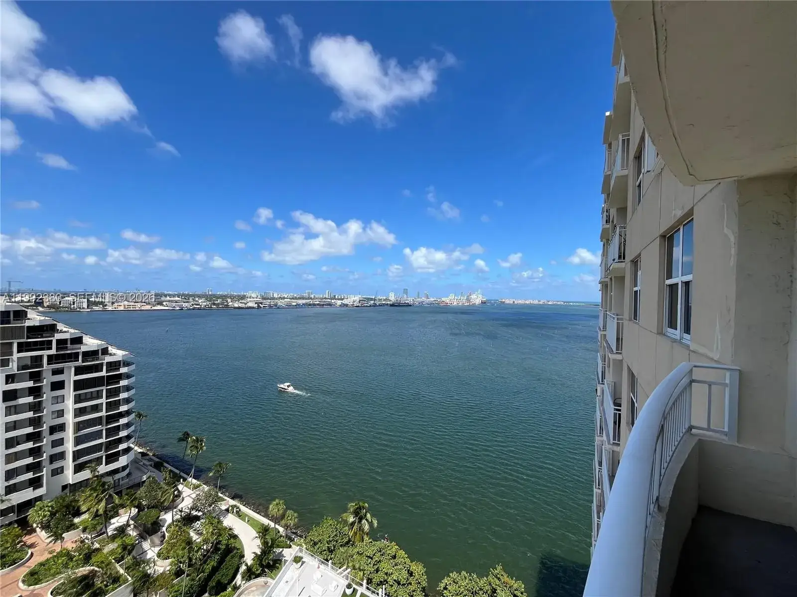 1 bedroom 1 bath Residential Lease for rent at 770 Claughton Island Dr # 2009, Miami FL 33131