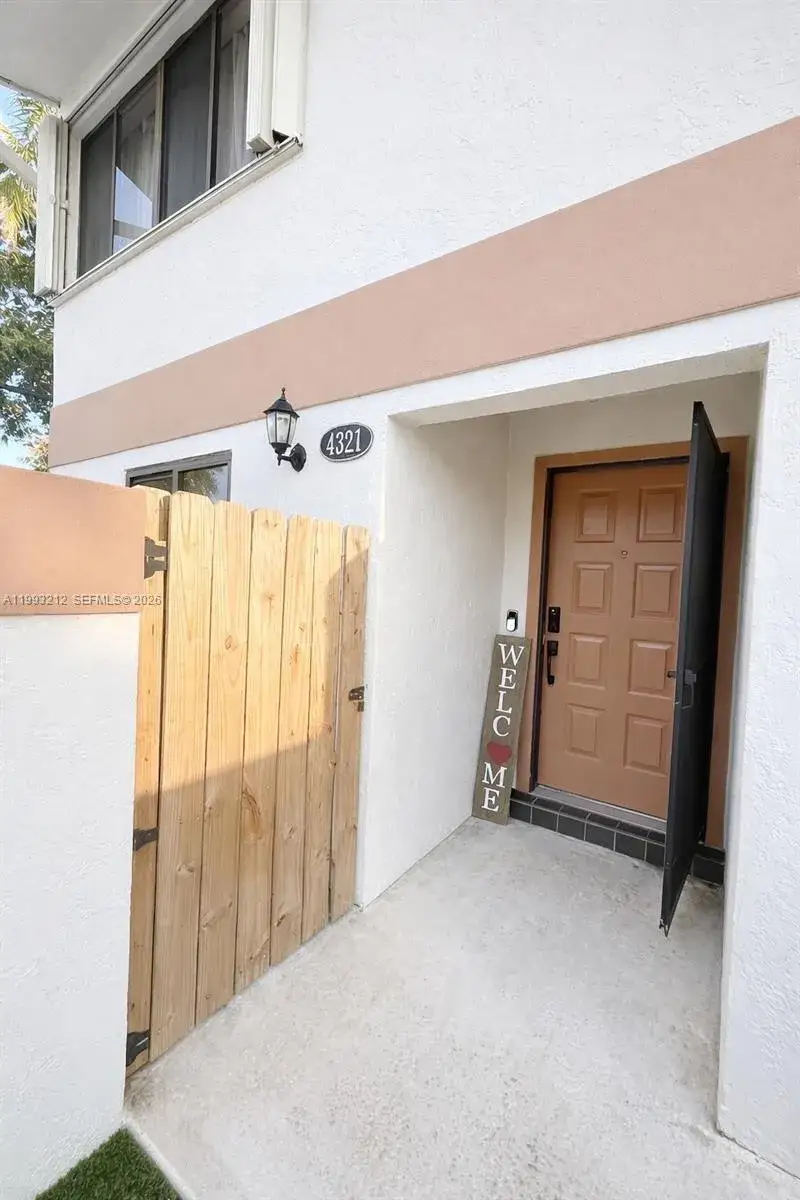 2 bedroom 2 bath Residential for sale at 4321 SW 70th Ter, Davie FL 33314