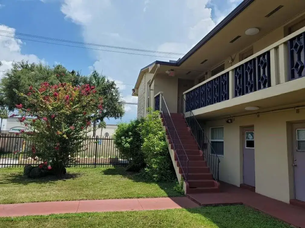1 bedroom 1 bath Residential for sale at 3901 SW 78th Ct # 221, Miami FL 33155