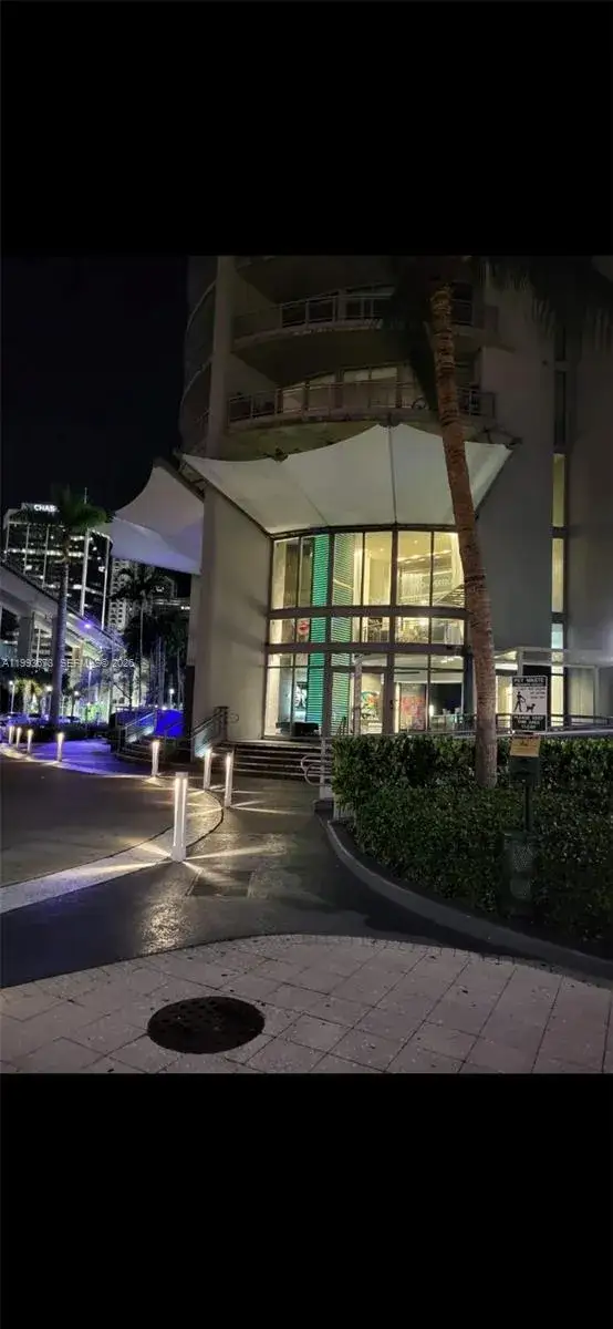1 bedroom 1 bath Residential Lease for rent at 690 SW 1 CT # 1722, Miami FL 33130