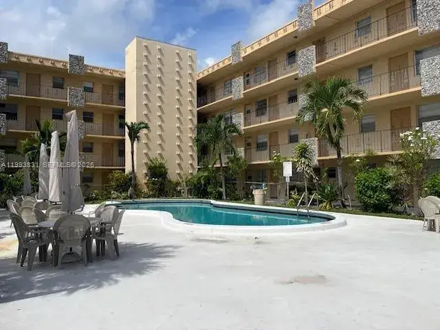 1 bedroom 1 bath Residential for sale at 2145 Pierce St # 403, Hollywood FL 33020