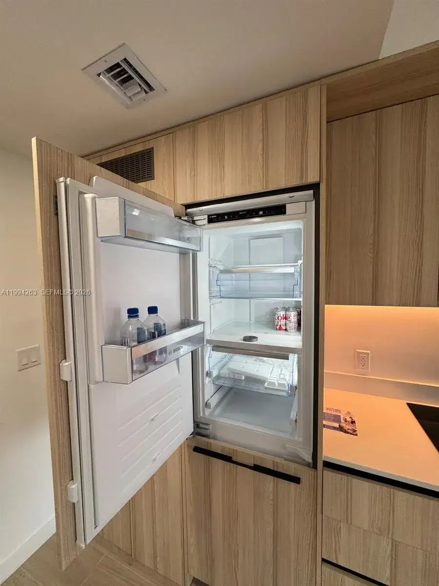 1 bedroom 1 bath Residential Lease for rent at 225 N MIAMI AVE # 302, Miami FL 33128