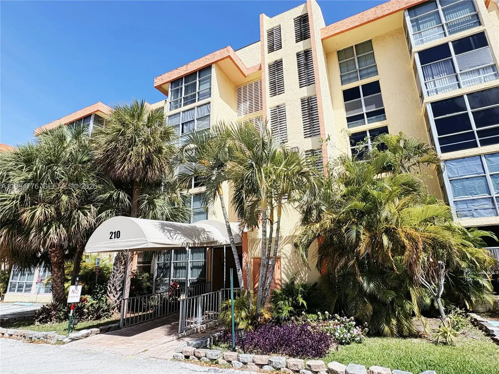 1 bedroom 1 bath Residential for sale at 210 172nd St # 333, Sunny Isles Beach FL 33160