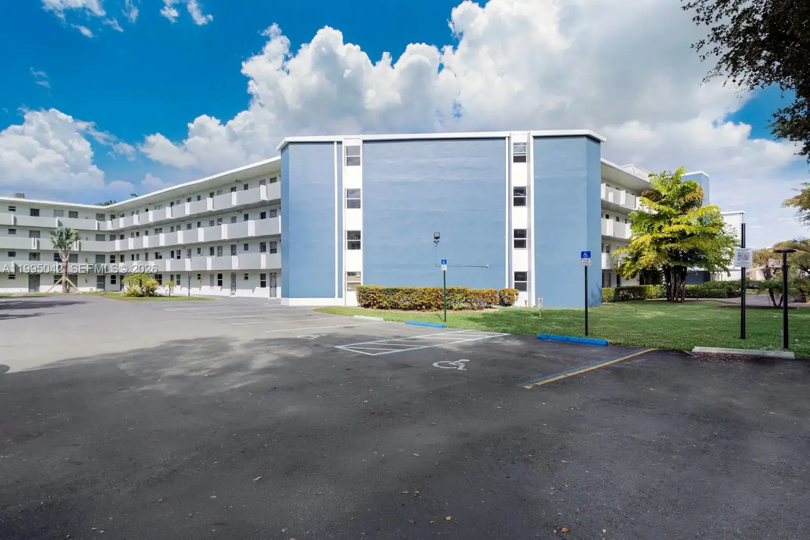 1 bedroom 1 bath Residential for sale at 1351 NE 191 St # 106, Miami FL 33179