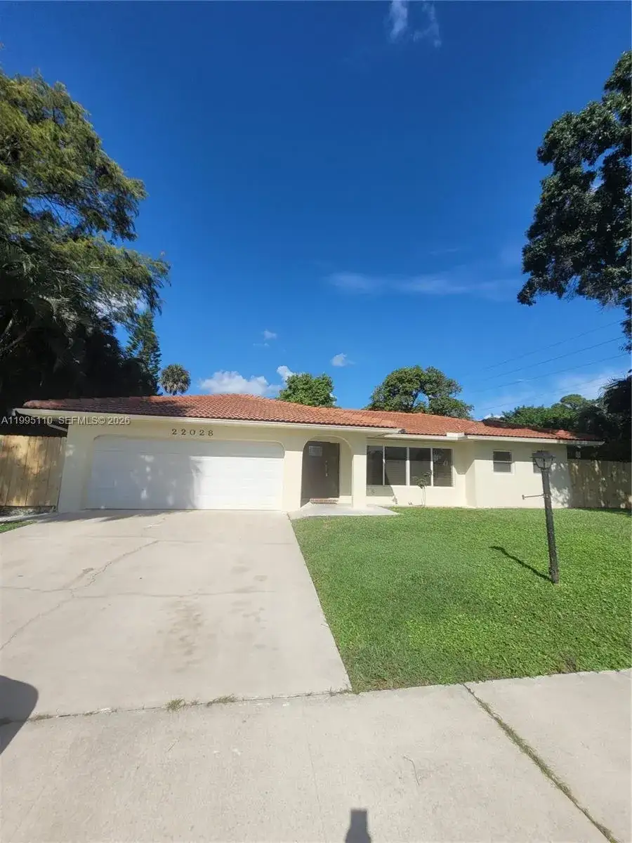 5 bedroom 3 bath Residential Lease for rent at 22028 Acapulco Ct, Boca Raton FL 33428