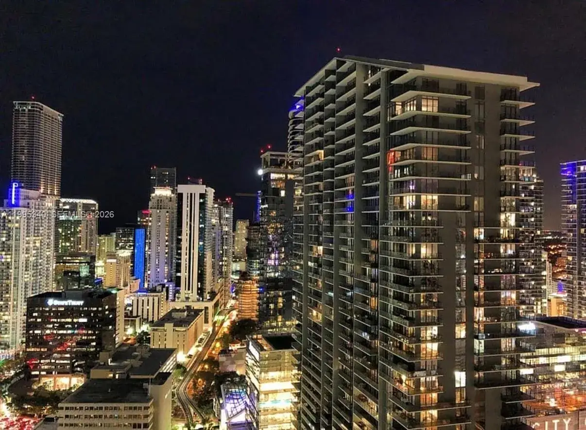 2 bedroom 2 bath Residential Lease for rent at 31 SE 5th St # 1402, Miami FL 33131
