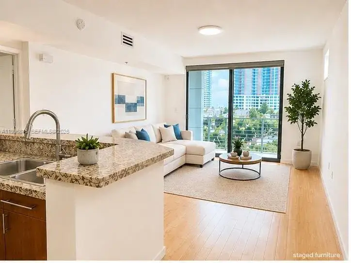 1 bedroom 1 bath Residential Lease for rent at 110 Washington Ave # 1710, Miami Beach FL 33139