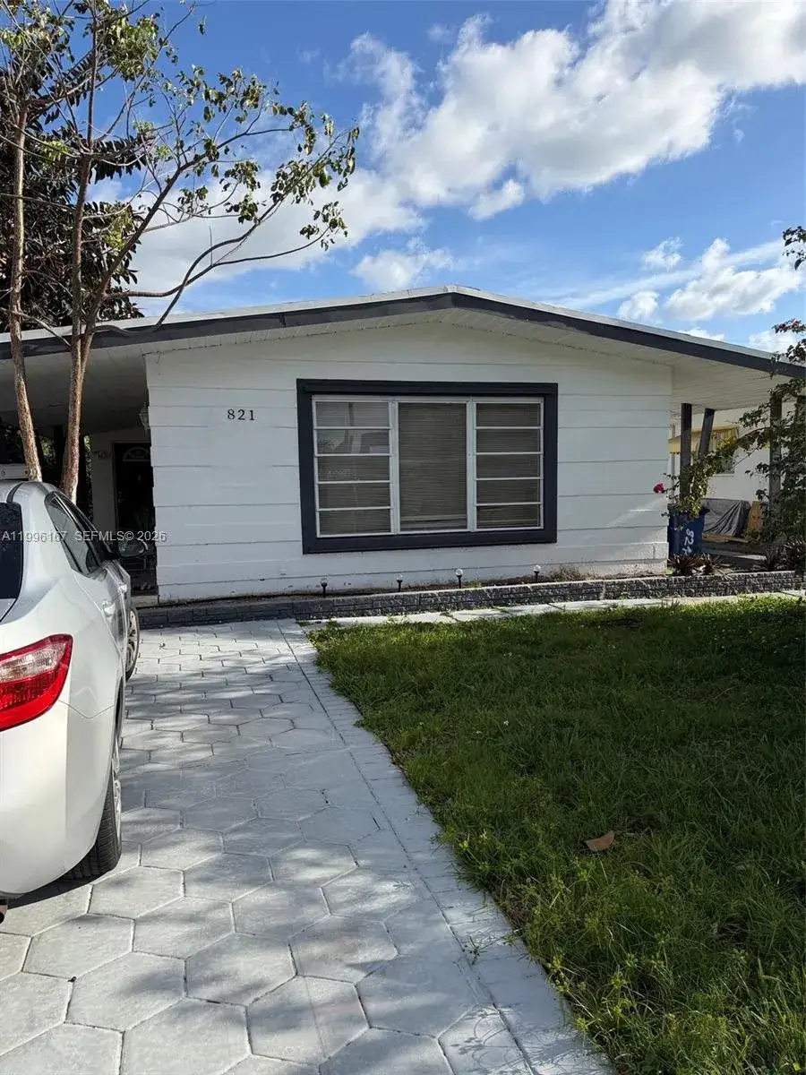 1 bedroom 1 bath Residential Lease for rent at 821 NE 6th St # 2, Hallandale Beach FL 33009