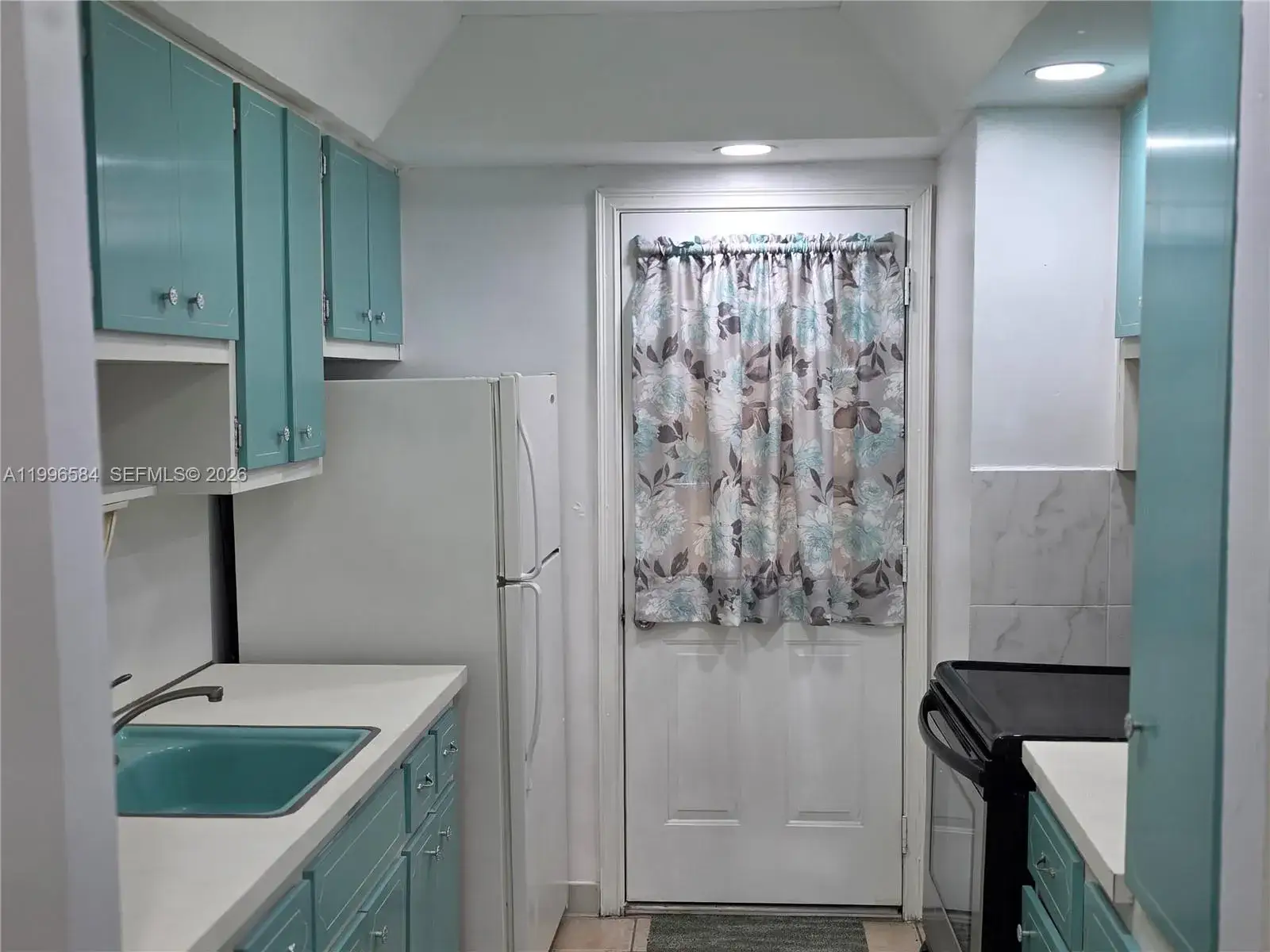 1 bedroom 1 bath Residential Lease for rent at 300 NE 191st St # 218, Miami FL 33179