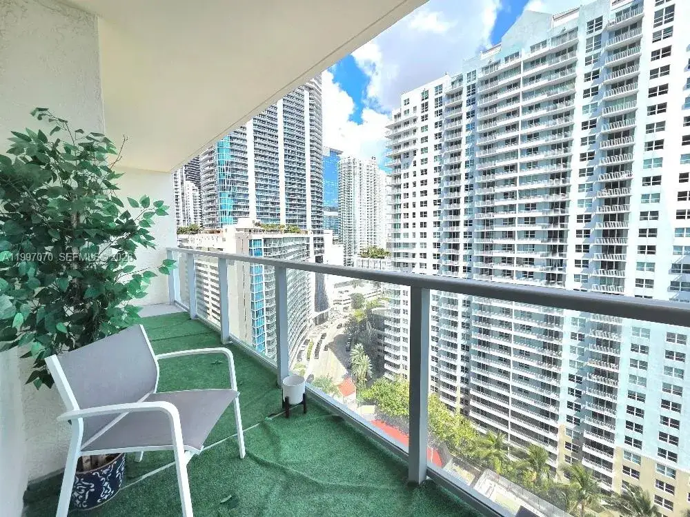 1 bedroom 1 bath Residential Lease for rent at 1155 Brickell Bay Dr # 2006, Miami FL 33131