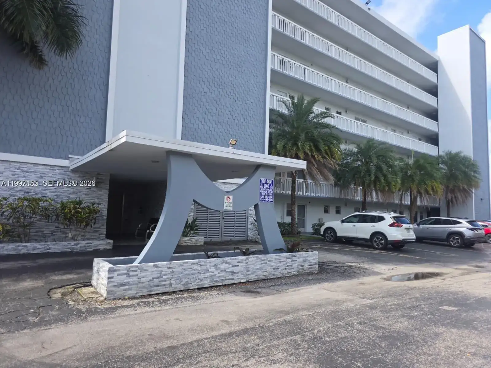 1 bedroom 1 bath Residential for sale at 320 NE 12th Ave # 703, Hallandale Beach FL 33009