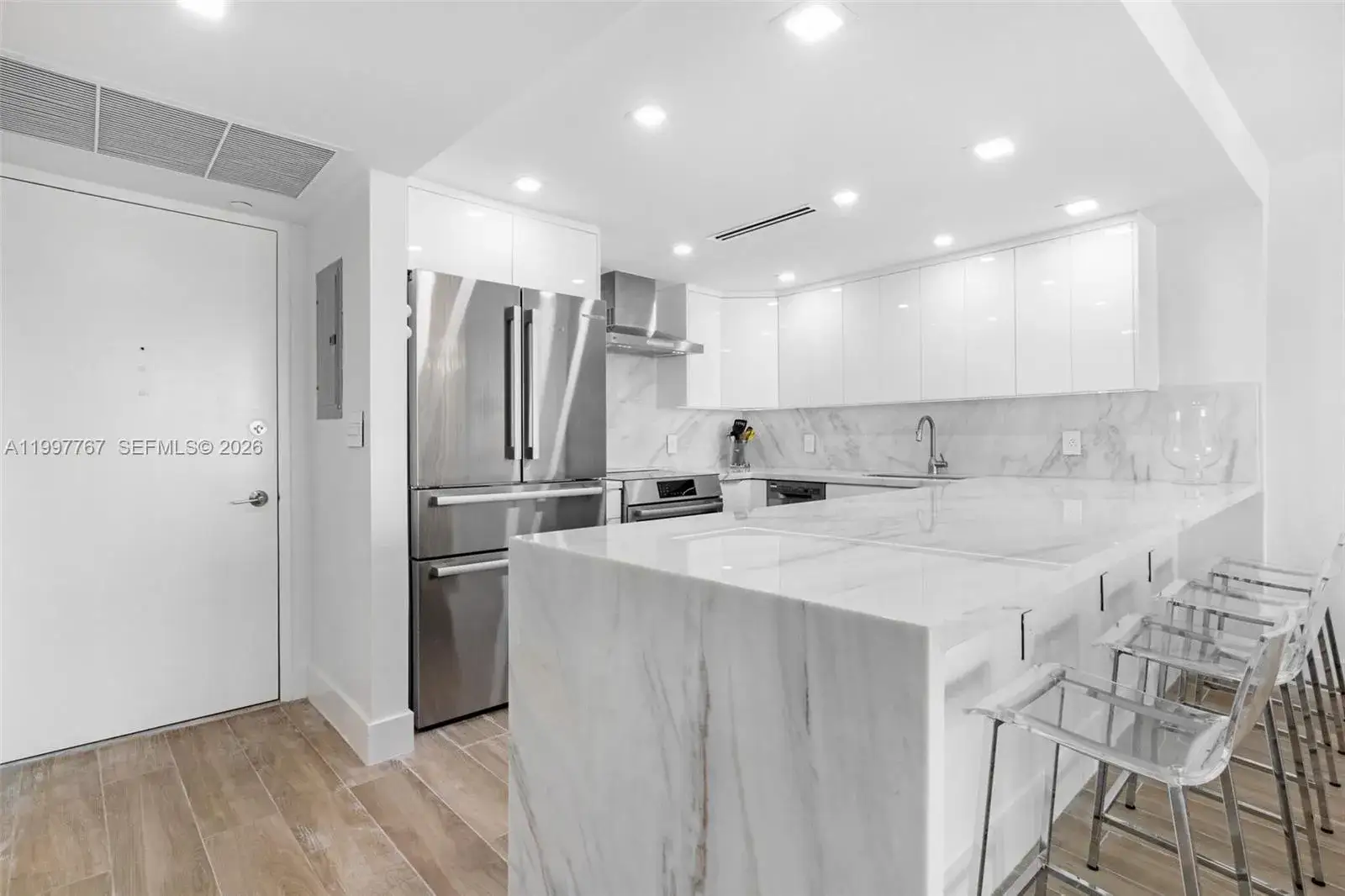 1 bedroom 2 bath Residential for sale at 5701 Collins Ave # 1707, Miami Beach FL 33140