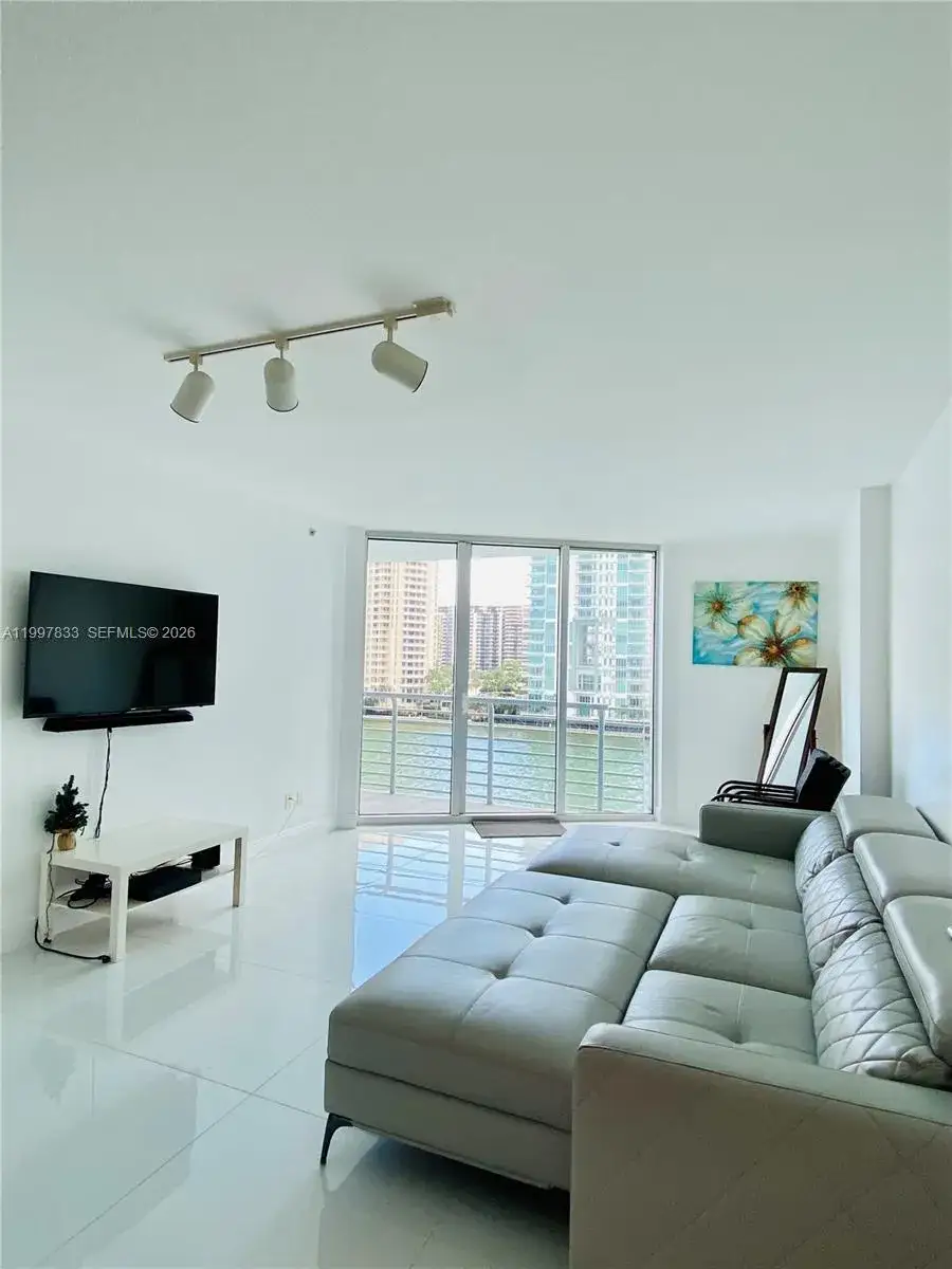 1 bedroom 1 bath Residential Lease for rent at 325 S Biscayne Blvd # 717, Miami FL 33131
