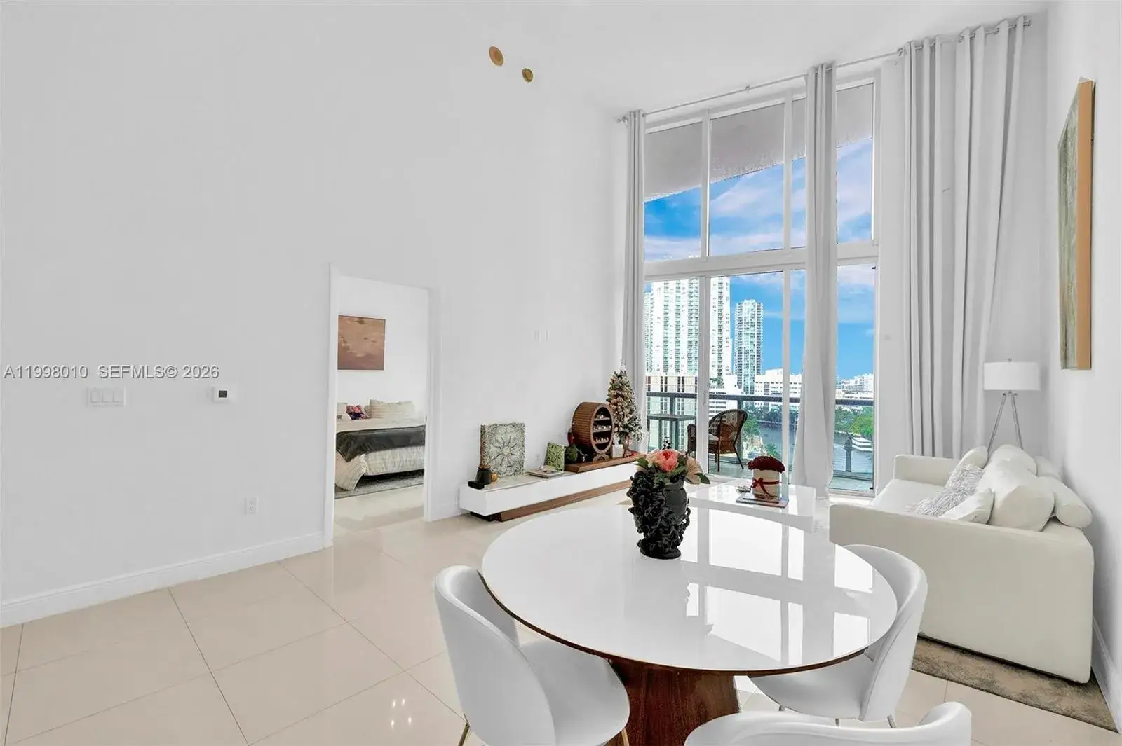 1 bedroom 1 bath Residential for sale at 465 Brickell Ave # 1406, Miami FL 33131
