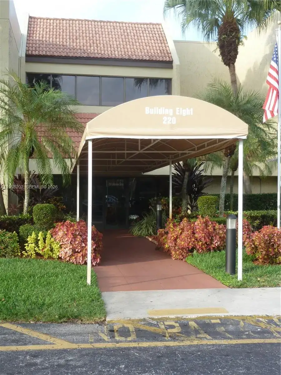 2 bedroom 2 bath Residential for sale at 220 Lakeview Dr # 301, Weston FL 33326