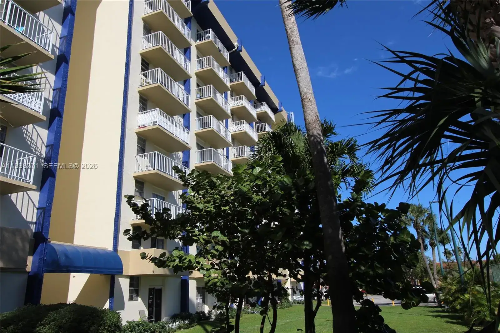 1 bedroom 1 bath Residential Lease for rent at 4550 NW 9th St # 811E, Miami FL 33126