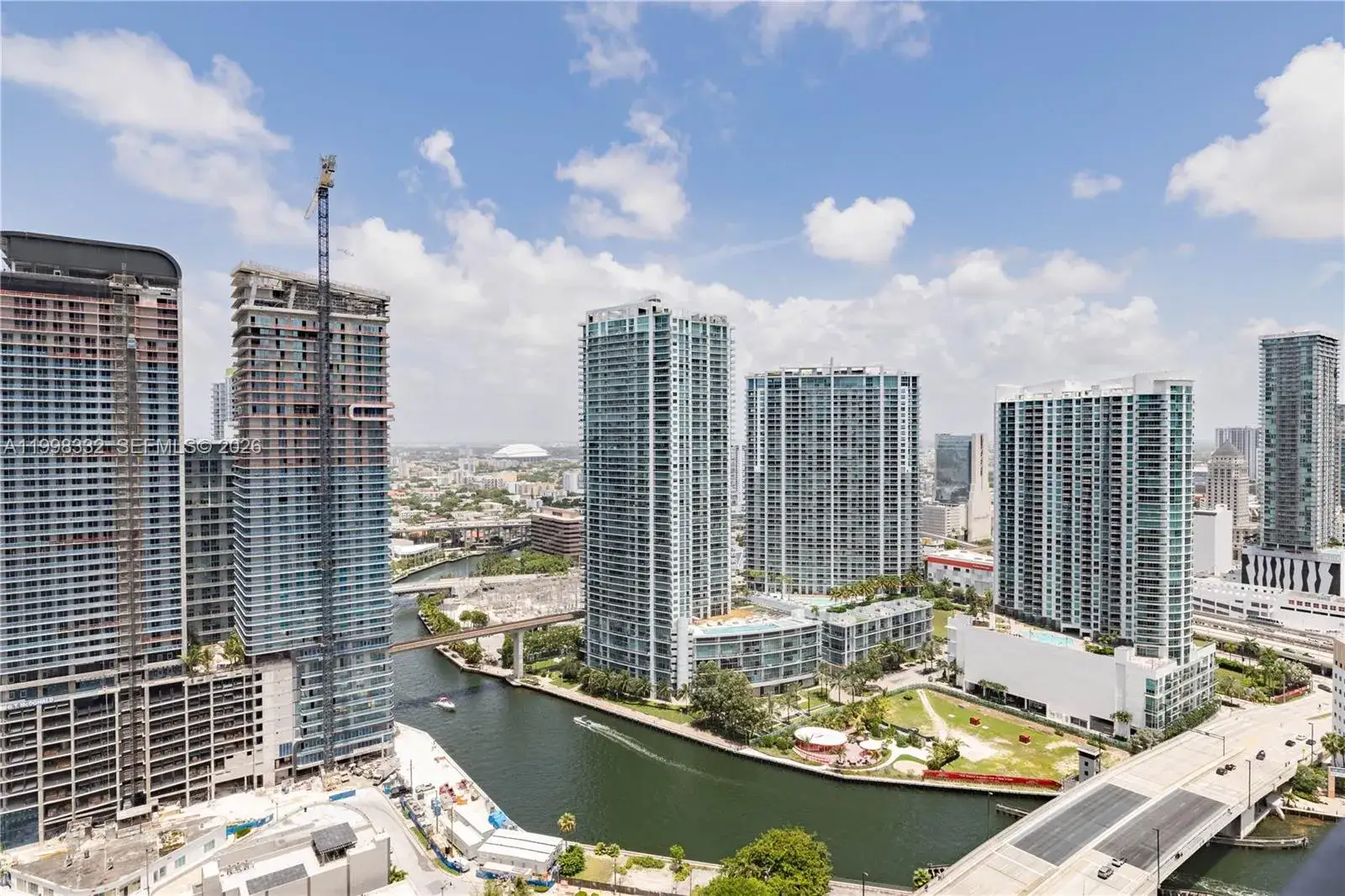 1 bedroom 1 bath Residential Lease for rent at 68 SE 6th St # 3006, Miami FL 33131