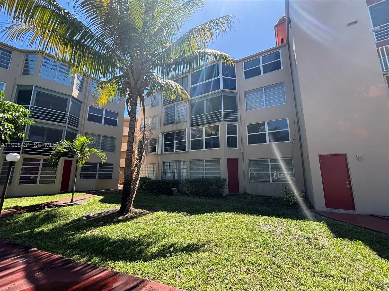 1 bedroom 1 bath Residential for sale at 1501 NE 191st St # C211, Miami FL 33179