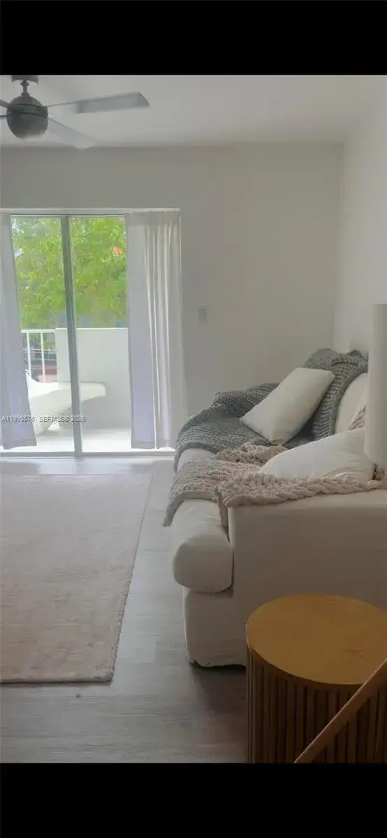 1 bedroom 1 bath Residential for sale at 240 Collins Ave, Miami Beach FL 33139
