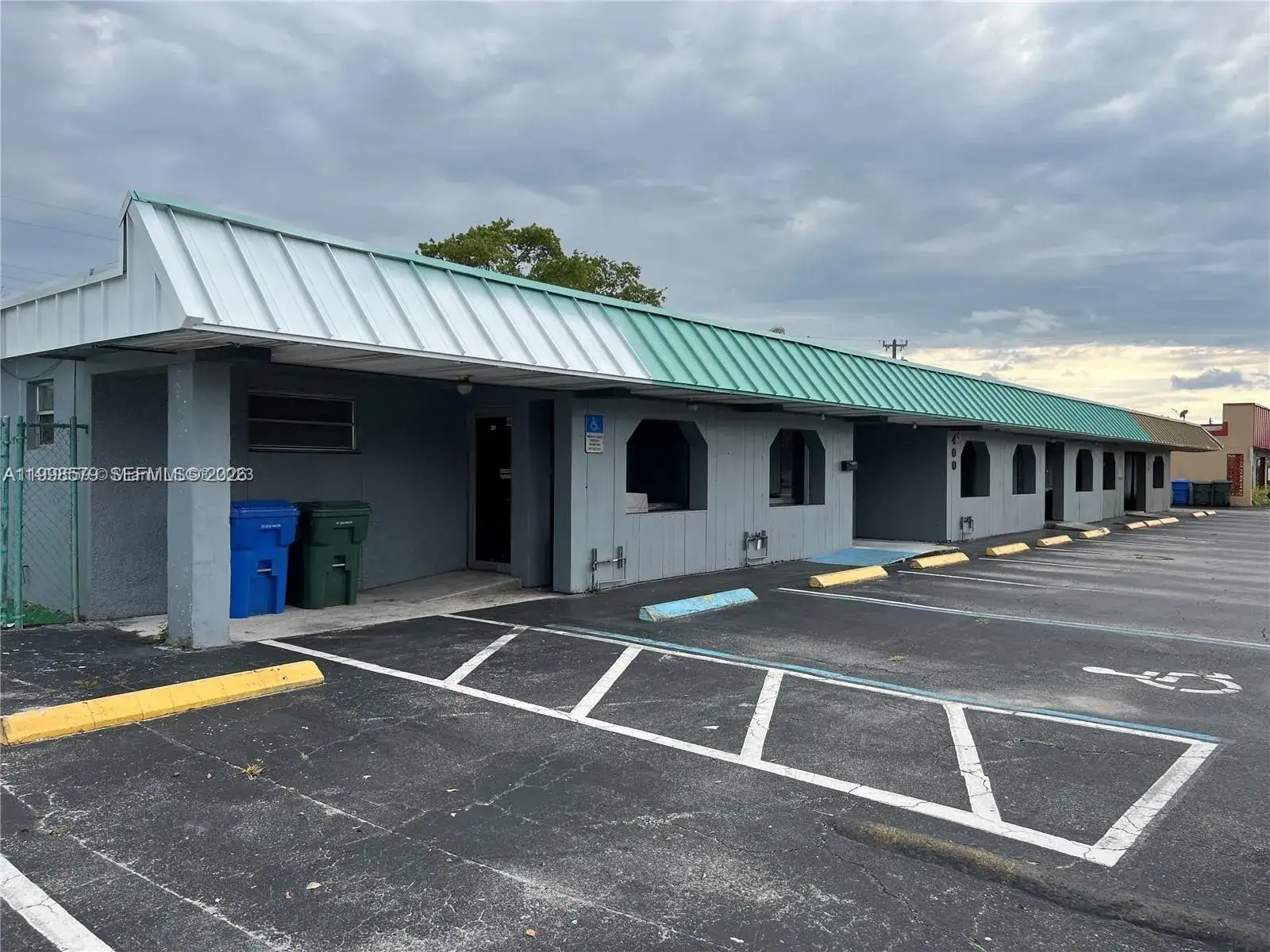 Commercial Sale for sale at 400 NE 44th St, Oakland Park FL 33334