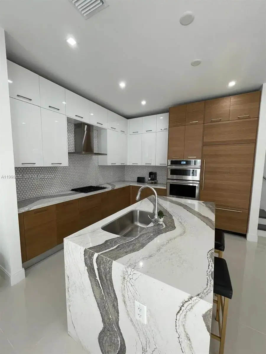 3 bedroom 3 bath Residential for sale at 8283 NW 44th St, Doral FL 33166