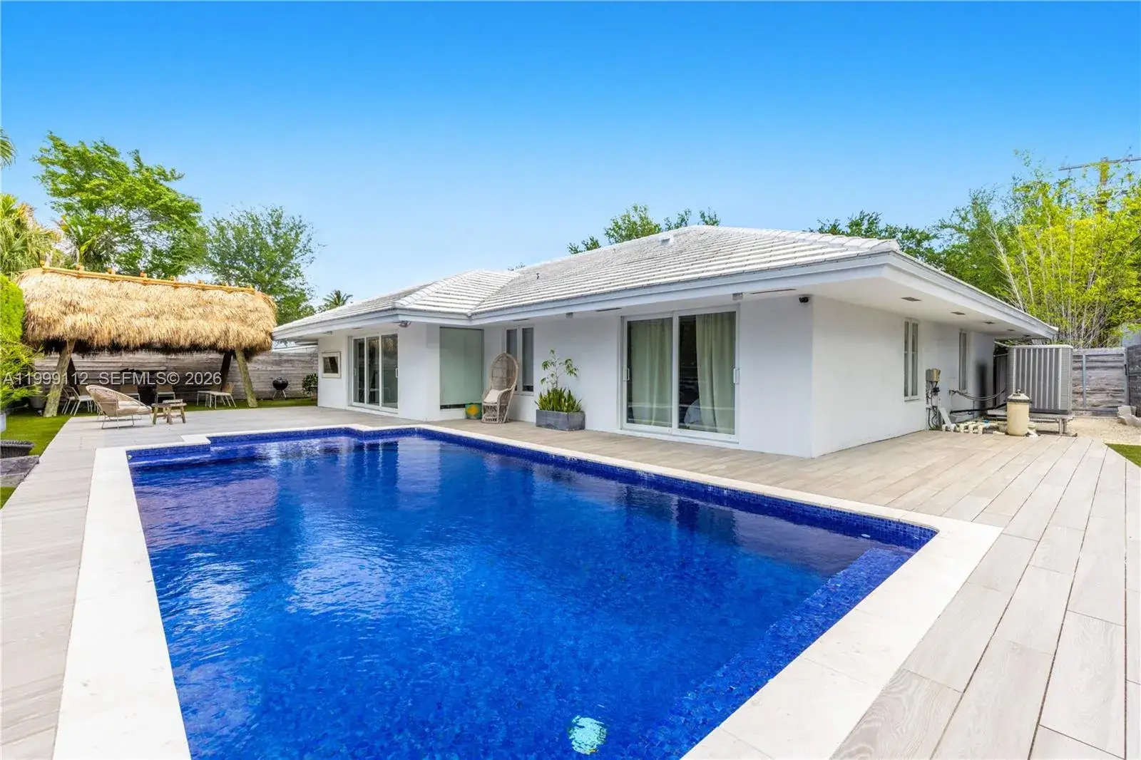 5 bedroom 4 bath Residential for sale at 524 Warren Ln, Key Biscayne FL 33149
