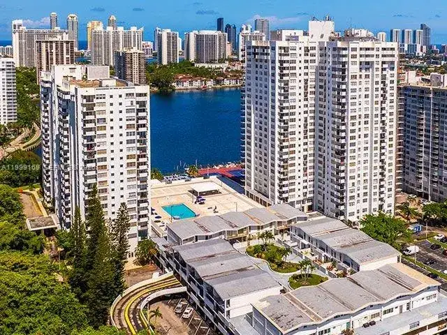 2 bedroom 2 bath Residential for sale at 2780 NE 183rd St # 1802, Aventura FL 33160