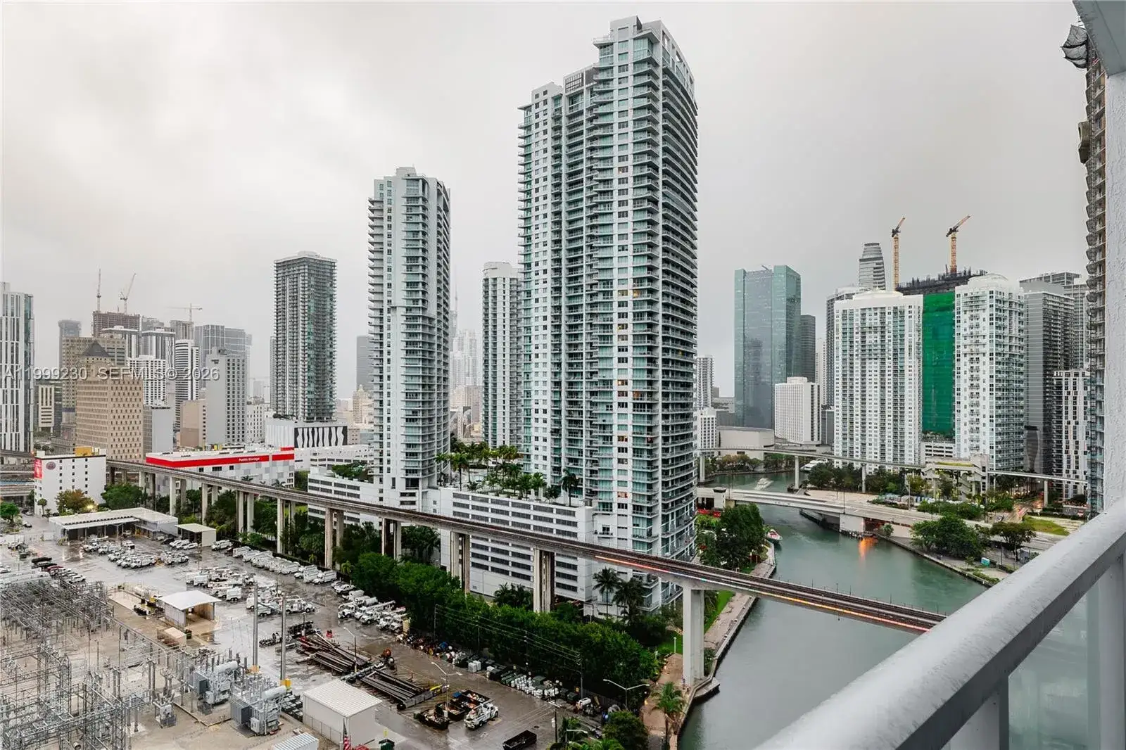 1 bedroom 1 bath Residential Lease for rent at 185 SW 7th St # 2007, Miami FL 33130