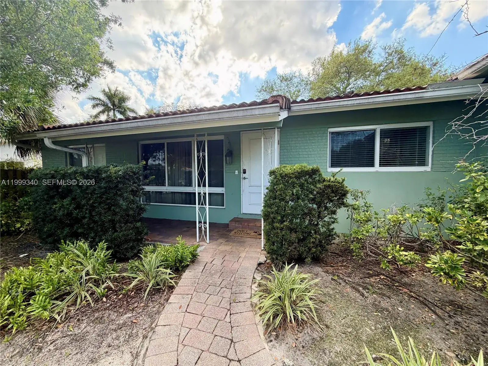 3 bedroom 2 bath Residential for sale at 1581 SW 27th Ter, Fort Lauderdale FL 33312