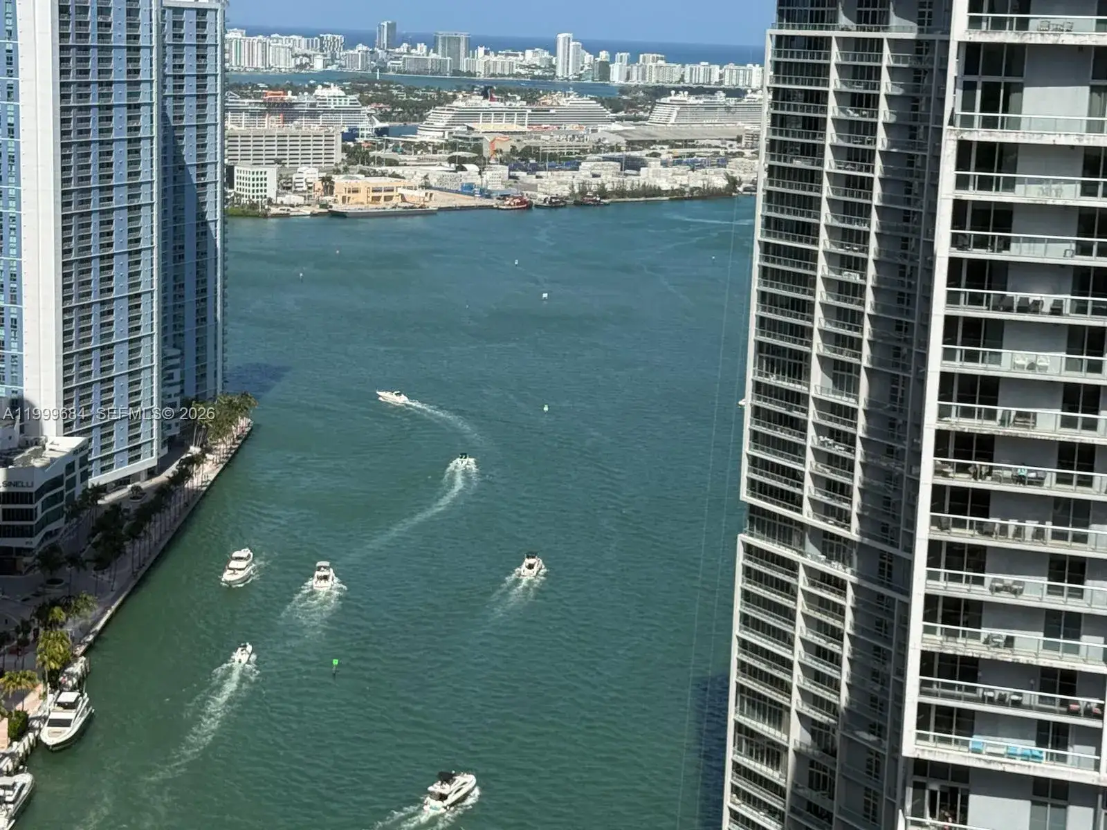 1 bedroom 1 bath Residential Lease for rent at 77 SE 5TH Street # 4214, Miami FL 33131