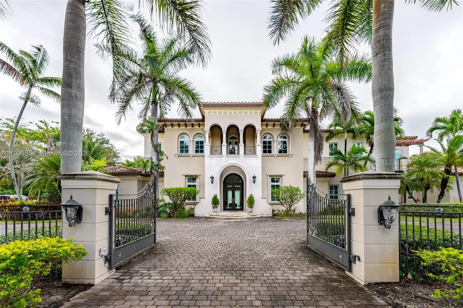 7 bedroom 9 bath Residential for sale at 12101 Moss Ranch Rd, Pinecrest FL 33156