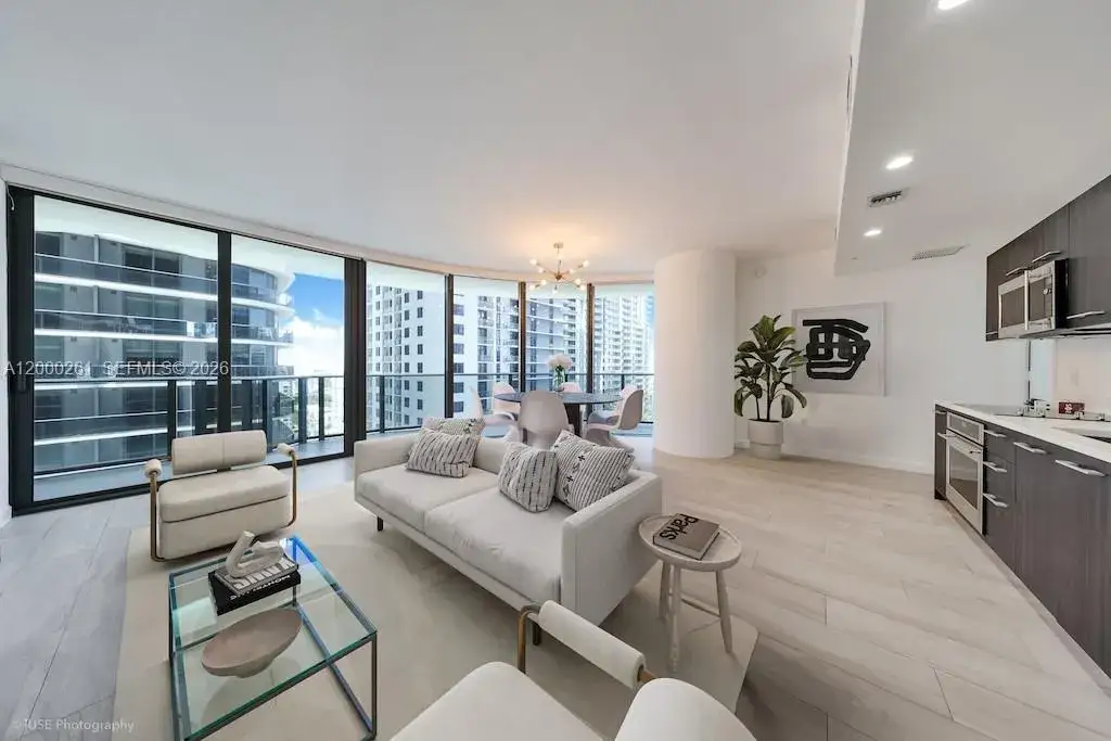 2 bedroom 2 bath Residential for sale at 45 SW 9th St # 1808, Miami FL 33130