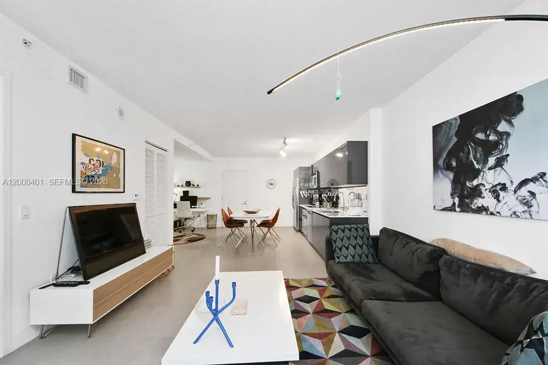1 bedroom 1 bath Residential Lease for rent at 31 SE 6th St # 1206, Miami FL 33131